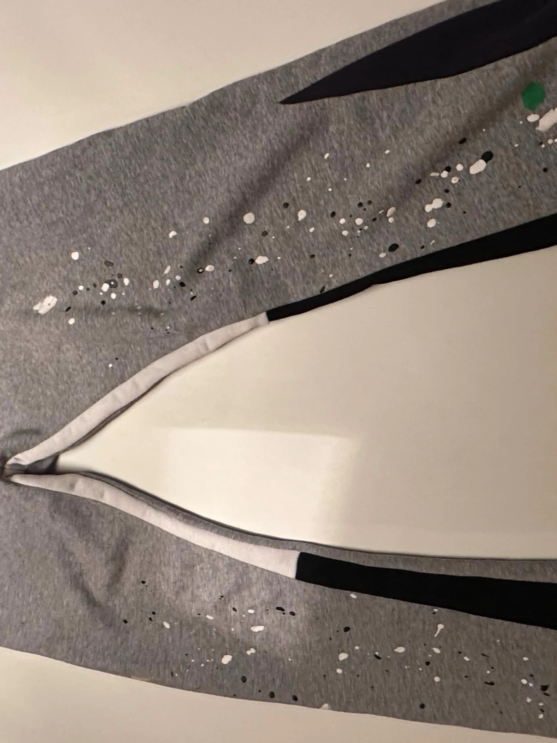 Grå mjukisbyxor med färgstänk - 2