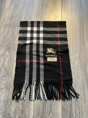 Burberry halsduk  - Säljer en mycket fin burberry halsduk som är använd med har mycket kvar att ge 
