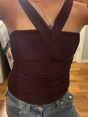 Vinröd fest topp  - Snygg vinröd festtopp från H&M. Endast använd en gång. 