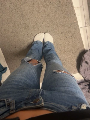 Zara jeans med hål - Säljer mina fina Zara jeans med hål i, storlek 34🩷