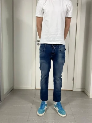 Blå replay anbass jeans - Säljer ett par replay jeans i väldigt bra skick. Storleken är 30/30. Hör av dig vid frågor!