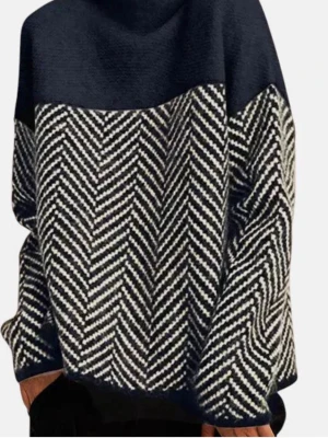 Marinblå stickad tröja med vitt fiskbensmönster - Endast testad. L/40 men liten i storlek så 36/max 38. 