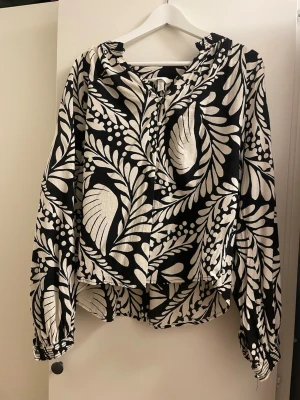 Svartvit blus H&M - Svartvit blus från H&M, endast testad. Storlek L. 