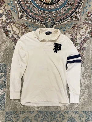 Ralph Lauren  - Schysst Ralph lauren tröja i storlek S (mått finns) inga skador eller fläckar      mått:(ca) längd: 65, armhåla till armhåla: 46,         Axelbredd: 45