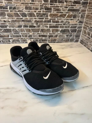 Nike presto - Säljer ett par nike presto strolek 43. Ett par riktigt sköna skor perfekt för vår och sommar☀️. Väldigt bra skick. Pris kan diskuteras. Ingår ingen box.