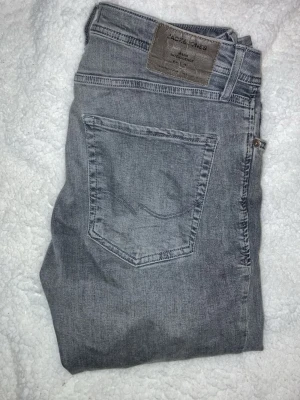 Jack and Jones jeans - Dessa jeans har en slimmad passform och är väldigt trendiga, storleken är 32L och 32W. Skicket på byxorna är bra och visar inga problem eller hål med dem. Hör av er vid frågor eller funderingar ✅