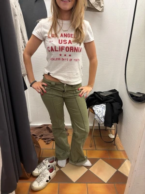Lågmidjade gröna jeans!! - Lågmidjade bootcut jeans i cool grön färg!! Byxorna har inga fickor där bak men har söta små där fram och cool ”rand” detalj framtill på benen 😋 Säljer då de tyvärr inte kommer till så mycket användning Skriv för mått eller andra frågor!!