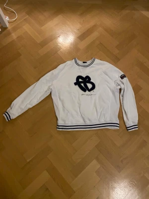 Vit sweatshirt från FUBU - Vit sweatshirt från FUBU