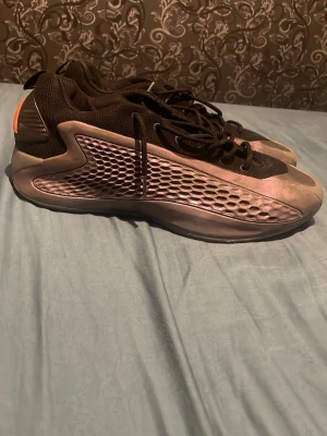 Adidas Anthony Edwards  - Säljer ett mörklila svarta Adidas sneakers med futuristisk och sportig look. Skorna har mesh-ovandel, reflekterande detaljer på sidan och en robust sula med fiskbensmönster undertill. Perfekta för basketspelare 