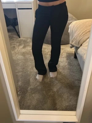 Svarta kostymbyxor  - Säljer ett par svarta kostymbyxor med låg midja. Byxorna har fickor på sidorna och hällor för skärp. Perfekta för en clean och stilren look. Materialet känns mjukt och stretchigt för extra komfort. Köpte för 500kr Bikbok, pris kan diskuteras 💞