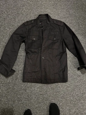 Field jacket - Fet fieldjacket i svart färg som är perfekt nu på våren. Storlek M