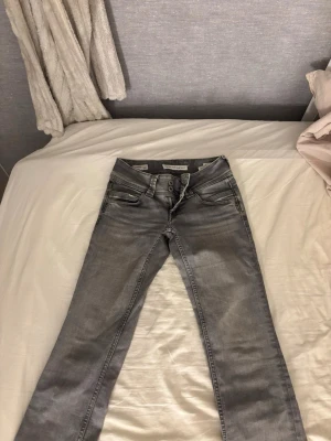 Gråa Pepe jeans  - Snygga gråa jeans från Pepe jeans som är straight model. Säljer för dom inte kommer till användning och ligger bara i garderoben för jag knappast han använt dom. Nypris ungefär 1000, priset kan diskuteras.