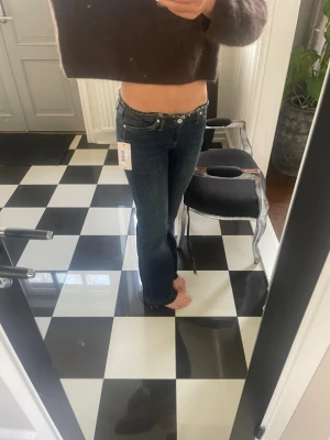 Jeans  - Ett par jeans som är helt nya, storlek 36 långa i modellen och fina men köpte fel färg tyvärr, pris kan diskuteras mer💕