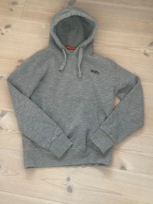 Superdry Hoodie - Säljer denna superdryhoodie som är i storlek L men passar XS. Hör av er vid frågor!
