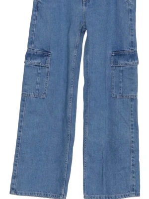 Blå cargobyxor i denim - Säljer ett par blå cargobyxor i denim med breda ben och stora fickor på sidorna. Byxorna har en avslappnad passform och klassisk cargostil, perfekta för en trendig och bekväm look. Materialet är slitstarkt jeans-tyg.💗