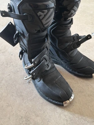 Raven motorcross boots  - Köpta för 2 år sedan ungefär aldrig använts bara legat och samlat damm. Strl 43