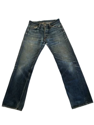 Momotaro Selvage Jeans Raka Bootcut - Säljer dessa Momontato Selvage Denim. Passformen är straight med lite bootcut. Storlek W32 L31. Hör av dig om du har några frågor 😇  hål i båda fickorna! Mått: Midja 39 cm - Grenhöjd 27,5 cm - Lårvidd 25 cm - Innerbenslängd 78 cm - Ytterbenslängd 102 cm - Benöppning 21 cm
