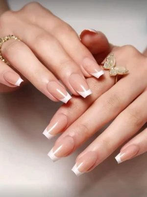 24 franska lösnaglar  - ✨✨24 st lyxiga franska lösnaglar, helt oanvända och oöppnade. 🚚Snabb frakt 1-3 arbetsdagar