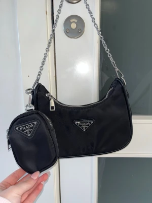 Svart axelremsväska från Spanien  - Snygg svart axelremsväska från Spanien, och kommer med en matchande liten avtagbar miniväska. Vet tyvärr inte vart den är ifrån, men den är köpt i Spanien💞