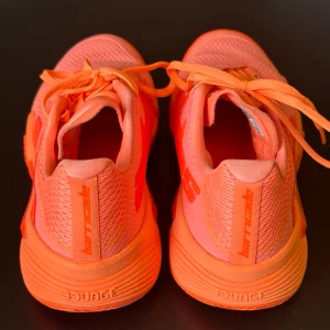 Adidas Barricade Women tennis/padelskor - Säljer mina Adidas Barricade tennis/padelskor i färgen Beam Orange. Använda endast ca 5–7 gånger när jag spelat padel. (Både inomhus- och utomhusbana)  Skorna är fortfarande i väldigt bra skick och säljs endast då de tyvärr inte kommer till användning längre.  • Modell: Adidas Barricade Women • Färg: Beam Orange • Användning: ca 5–7 gånger  Perfekta skor för tennis eller padel med bra stabilitet och grepp på banan. 🎾👟