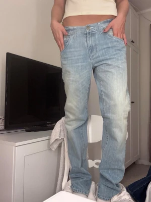 Jeans - Säljer dessa skit snygga bootcut/straight jeans med sjukt fin färg. Midjemått: 82, innerbenslängd:82.
