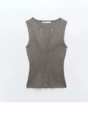 Ribbad beige linnetopp från Zara💖💖🥺 - Trendig ribbad linnetopp från Zara i beige nyans. Toppen är ärmlös med djup v-ringning och figurnära passform. Perfekt att styla med jeans eller kjol för en snygg look. Sååå trendig och eftertraktad 💖💖💖💖🥹🥹🥹