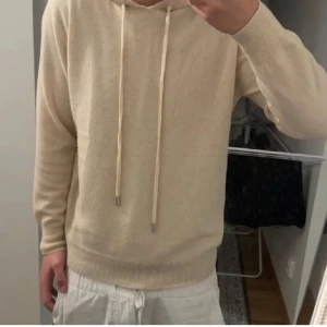 Beige kashmir hoodie - Säljer en riktigt fet beige kashmir/cashmere hoodie i storleken S. Den är i nyskick. Tröjan är i toppkvalite och är kashmir och merinoull blandning. Skriv om du har några funderingar (mått, passform, pris, bilder). Mvh KC Closet.