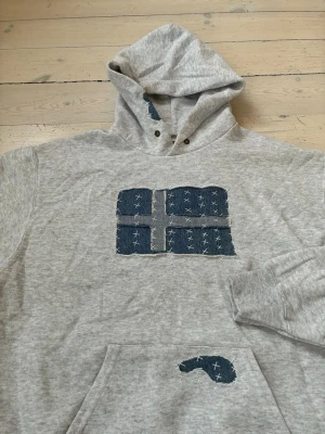 Handstitched ”Sweden” hoodie - Handsydd hoodie jag gjort själv. Hoodien har en slim fit passform och är gjort på 80% bomull och 20% polyester, designsen är av jeanstyg.