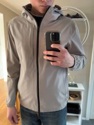 Woolrich skaljacka - En Woolrich skaljacka i storlek S. Perfekt att ha på en regnig sommardag eller en varmare vårdag. (182, 70KG)