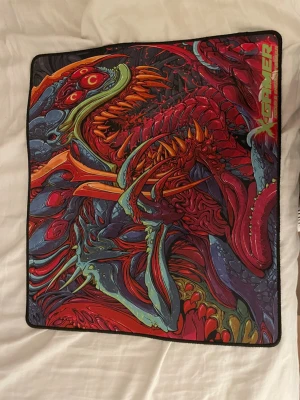 X-Gamer musmatta med färgstarkt motiv - Säljer en X-Gamer musmatta med ett riktigt coolt och färgstarkt motiv i rött, blått, grönt och orange. Musmattan har en mjuk textilyta och gummerad undersida för bra grepp. Perfekt för gaming eller datorarbete.