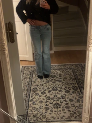 Ljusblå lågmidjade bootcut jeans - Ljusblåa lågmidjade utsvängda jeans ifrån Gina tricot som jag köpte i butik och endast använt en gång efter det. Jätte fina men kommer tyvärr inte till användning längre ❤️