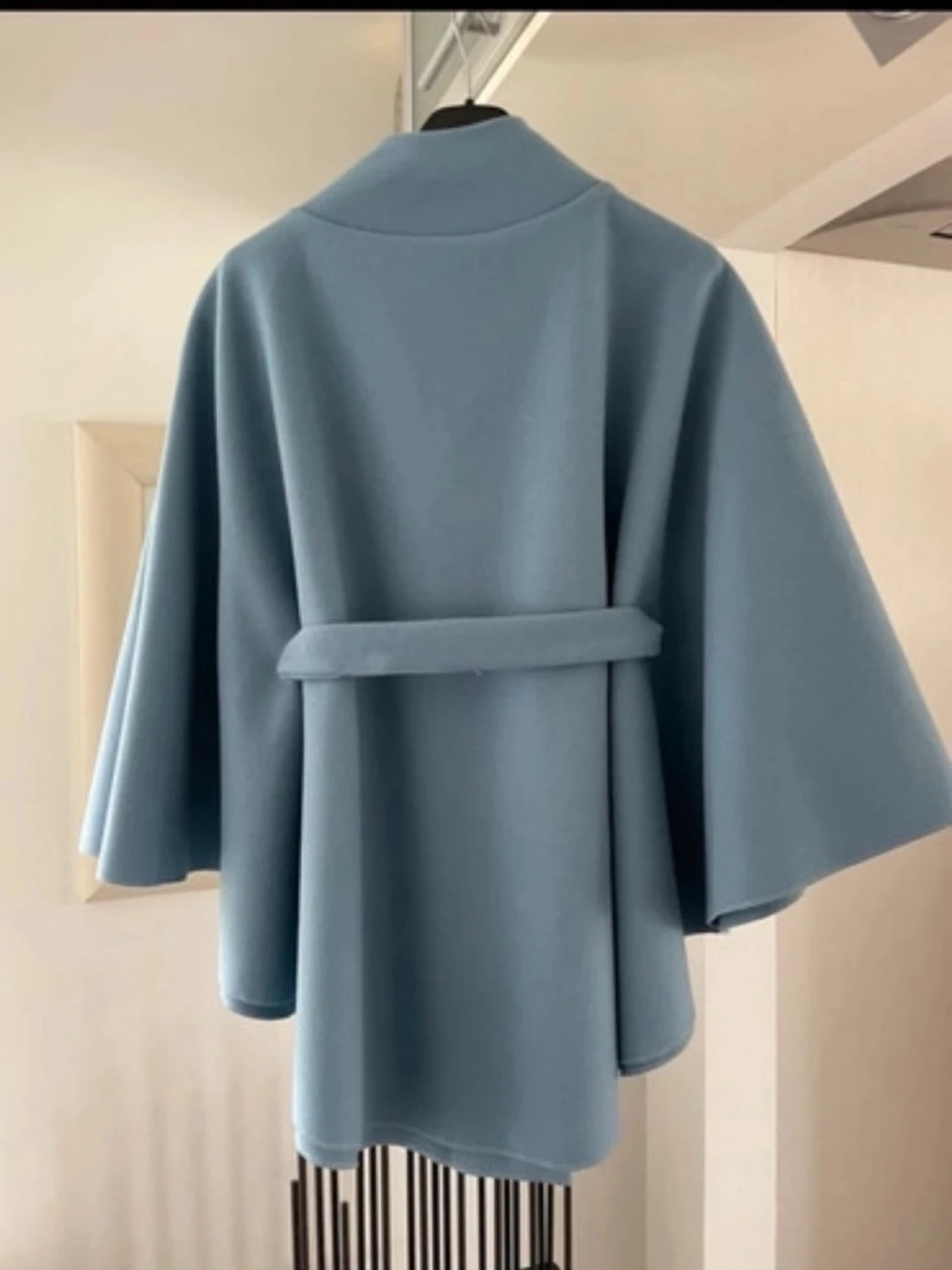 Ljusblå cape-kappa med knytband - 1
