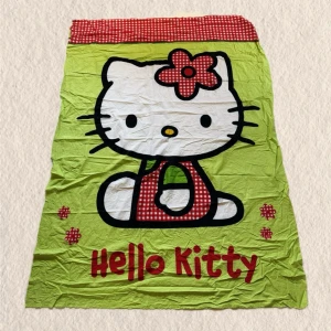 Hello Kitty väggbonad  - Säljer detta tyg som man kan använda som dekoration och väggbonad! 150cm gånger 200