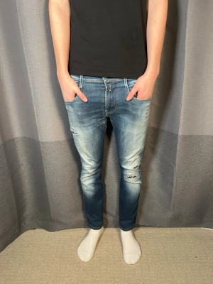 Replay anbass med feta slitningar  - Tja!| Säljer detta paret feta jeans från Replay!| Modell:Anbass!| Kontakta mig vid minsta fråga!| Pris alltid diskuterbart!| //Nils