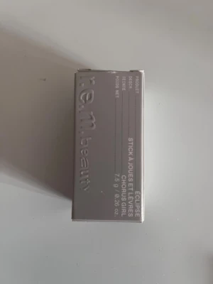 r.e.m. beauty Eclipse Chorus Girl rouge - Testad en gång! Torkar såklart av där den är testad❤️Säljer ett r.e.m. beauty Eclipse Stick rouge i färgen Chorus Girl. Kommer i en stilren, silverfärgad förpackning och innehåller 7,5 g. Praktiskt stickformat som gör det enkelt att applicera och ta med i väskan.