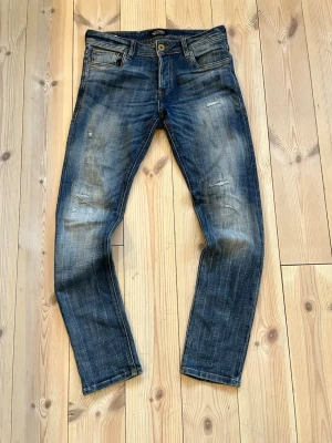 Jackk&Jones Jeans - Riktigt feta jeans i sjukt fet tvätt med slitningar från J&J | storlek 31/32, modell slim glenn | jättefint skick | skriv vid frågor eller annat 🙌