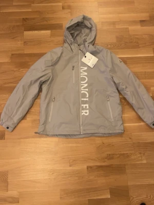 Grå windbreaker - En helt ny grå windbreaker som har kvar sin tag och är aldrig använd 