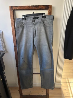 Grå raka herr jeans från J.Lindberg W36 L36 - Sparsamt använda jeans från J.Lindberg i modellen Jay.  Innerbenslängd: 83 Midja rakt över: 46 Nypris ca 1200kr