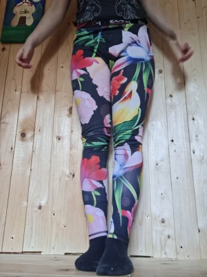 Blommiga leggings - Sköna, stretchiga leggings med blommönster. Säljer då de är lite för tajta. Vill bli av med allt så kan sälja billigt. Köpare föreslår pris 🍀