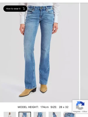 Bootcut jeans i ljusblå denim - Bootcut jeans i ljusblå denim med klassisk femficksdesign och normal midja. Jeansen har lätt utsvängda ben och kontrastsömmar. Perfekta för en avslappnad och trendig look. Byxorna är i bra skick och köptes för 1089kr, om ni vill ha fler och mer detaljerade bilder skriv till mig💞