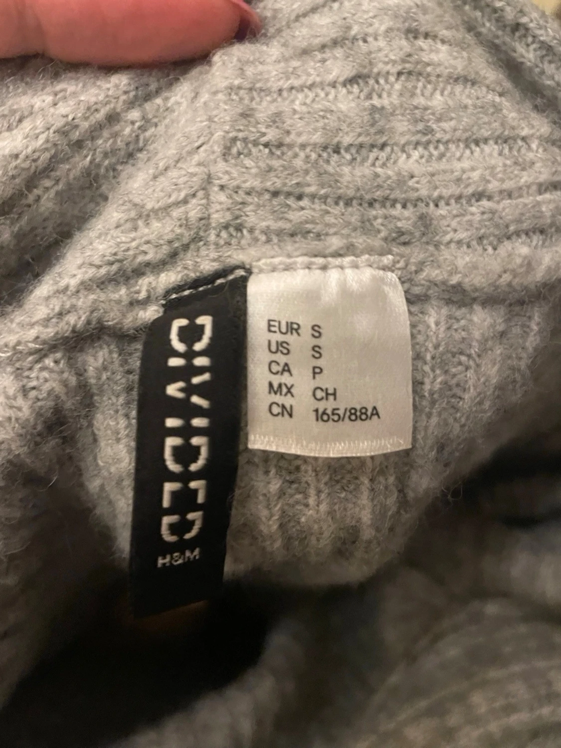 Grå off shoulder stickad tröja Divided - 1