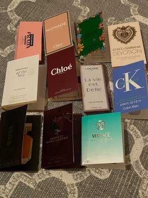 Parfymprover från kända märken - Säljer ett set med parfymprover från märken som Prada, Chloé, Marc Jacobs, Dolce & Gabbana, Versace, Calvin Klein, Lancome, Elizabeth Arden och Hugo Boss. Proverna kommer i små förpackningar med olika färger och former, perfekt för att testa nya dofter eller ha med sig på resan. 11st