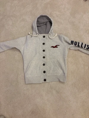 Hollister hoodie - Väldigt snygg hoodie från holister,står M men den passar mer som s. Denna model är eftertraktad. Den är dock ganska kort. Pris:599 eller lägg bud.