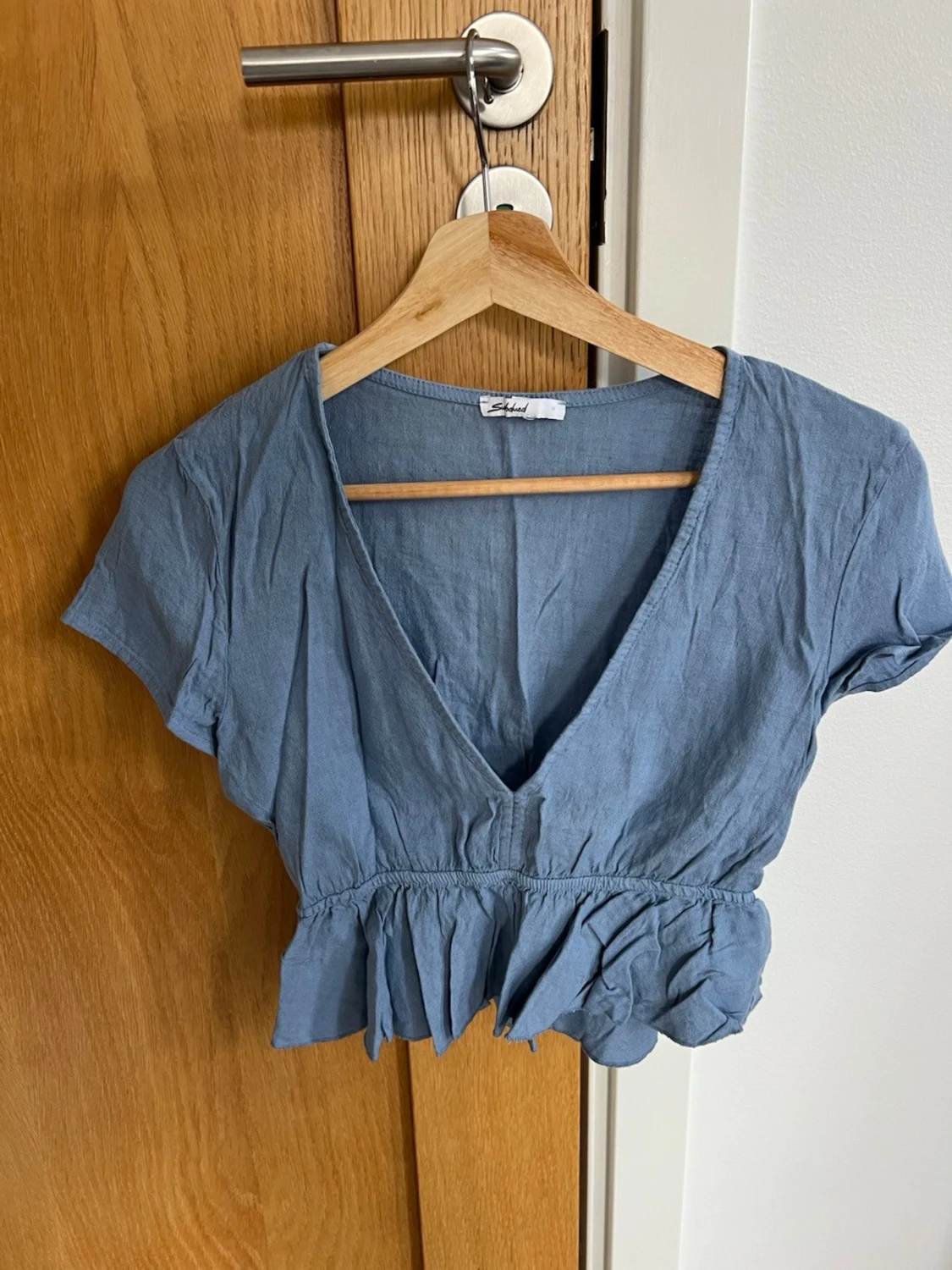 Blå croppad topp i linne, från Subdued