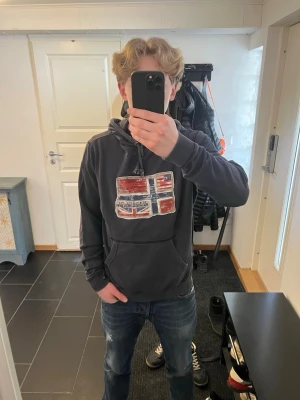 Archive Hoodie - Säljer en sjukt fet archive hoodie med Norges flagga på + Storbritanniens + USA’s | Storlek M | Fint skick | Kontakta mig vid fler frågor och pris ej hugget i sten🙌