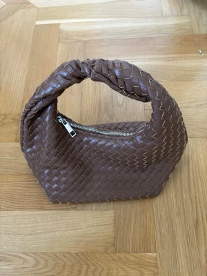Brun flätad väska  - Inga defekter, knappt använd! Nypris 399kr.