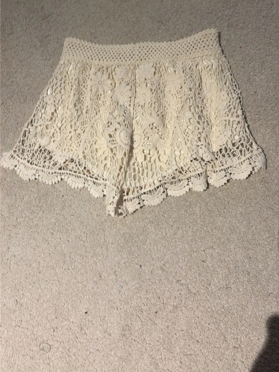Beige virkade spets-shorts - 1