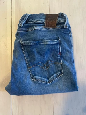 Replay jeans  - Tja säljer nu ett par replay anbass jeans i en Nice blå färg, jeansen har en bra passform och passar till mycket, W30 L34 ‼️OBS‼️hör av er vid minsta fundering, kolla bilder  för mer detaljer, priset sitter ej fastspikat vid snabb affär, Ny pris 2000 