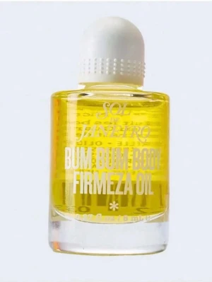 Sol de Janeiro Bum Bum Body Oil - Bum Bum Body Firmeza Oil från Sol de Janeiro är en kroppsolja i en genomskinlig glasflaska med vit kork. Oljan är gul och används för att ge huden lyster och näring. Perfekt för dig som vill ha en återfuktande och lyxig känsla.