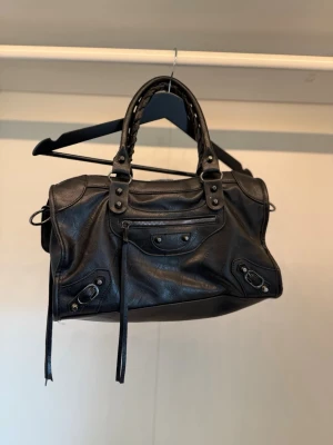 Väska med nitar  - Använder inte, bra skick och snygg 🤗